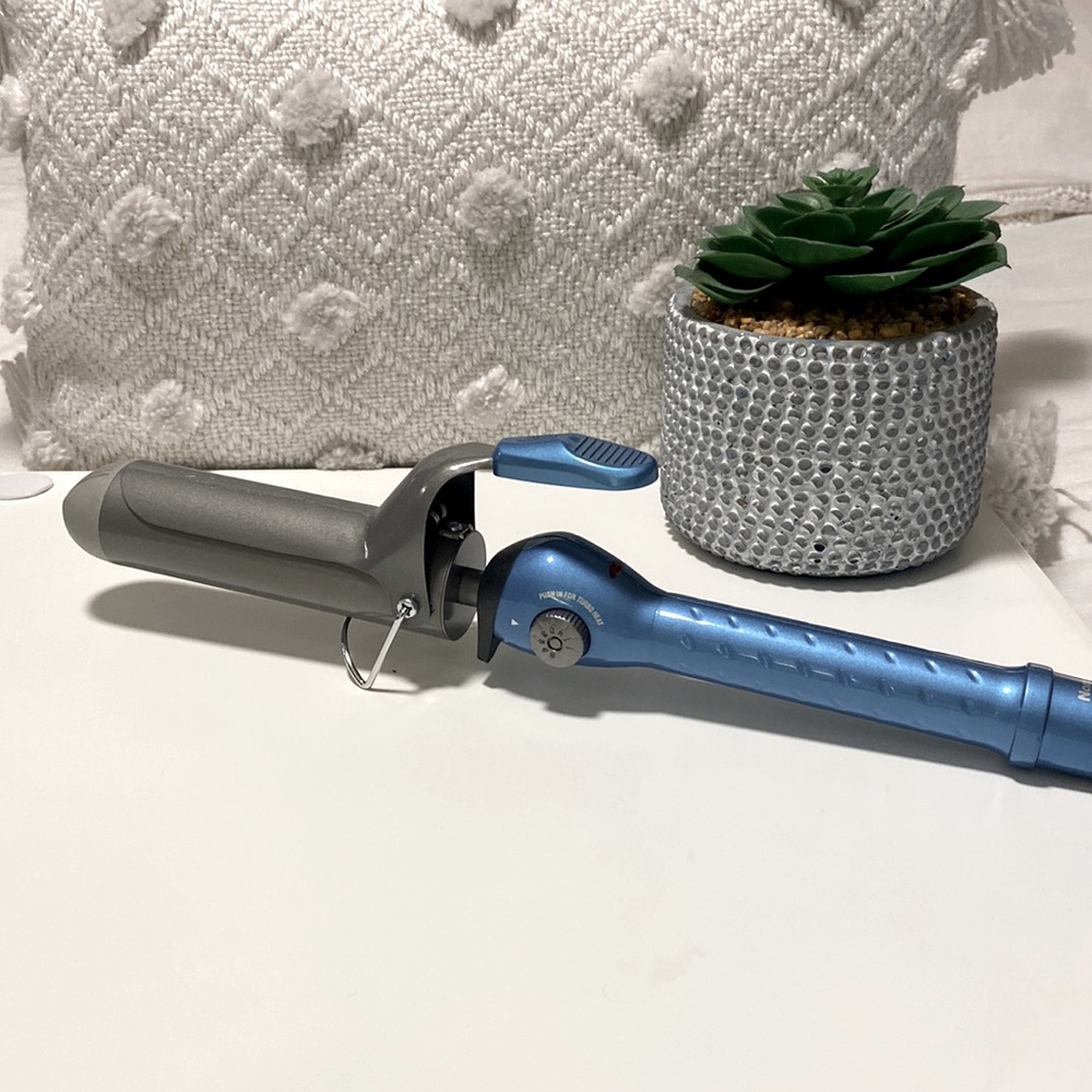BabylissPro Titanium 1 1/2 inch curling iron.
